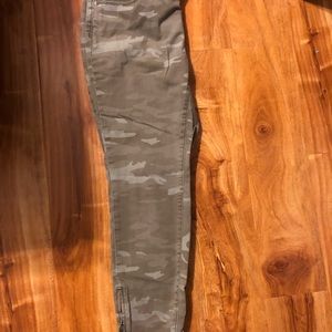 LOFT camo cropped jeans w side zipper